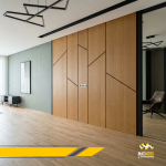 تصميم جداري خشبي مودرن يجمع بين الفن الهندسي والاحترافية.